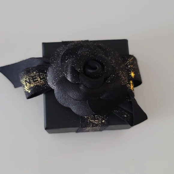 🦋Chanel🦋 CC Stud Earrings - Picture 9 of 10